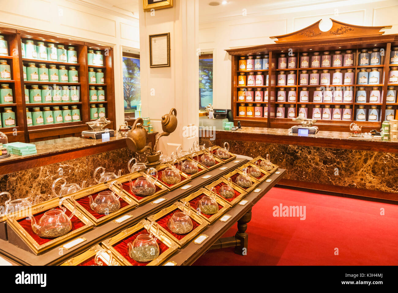 England, London, Piccadilly, "Fortnum & Mason' Speichern, Anzeigen von Tees Stockfoto England, London, Piccadilly, "Fortnum & Mason' Speichern, Anzeigen von Tees Stockfoto