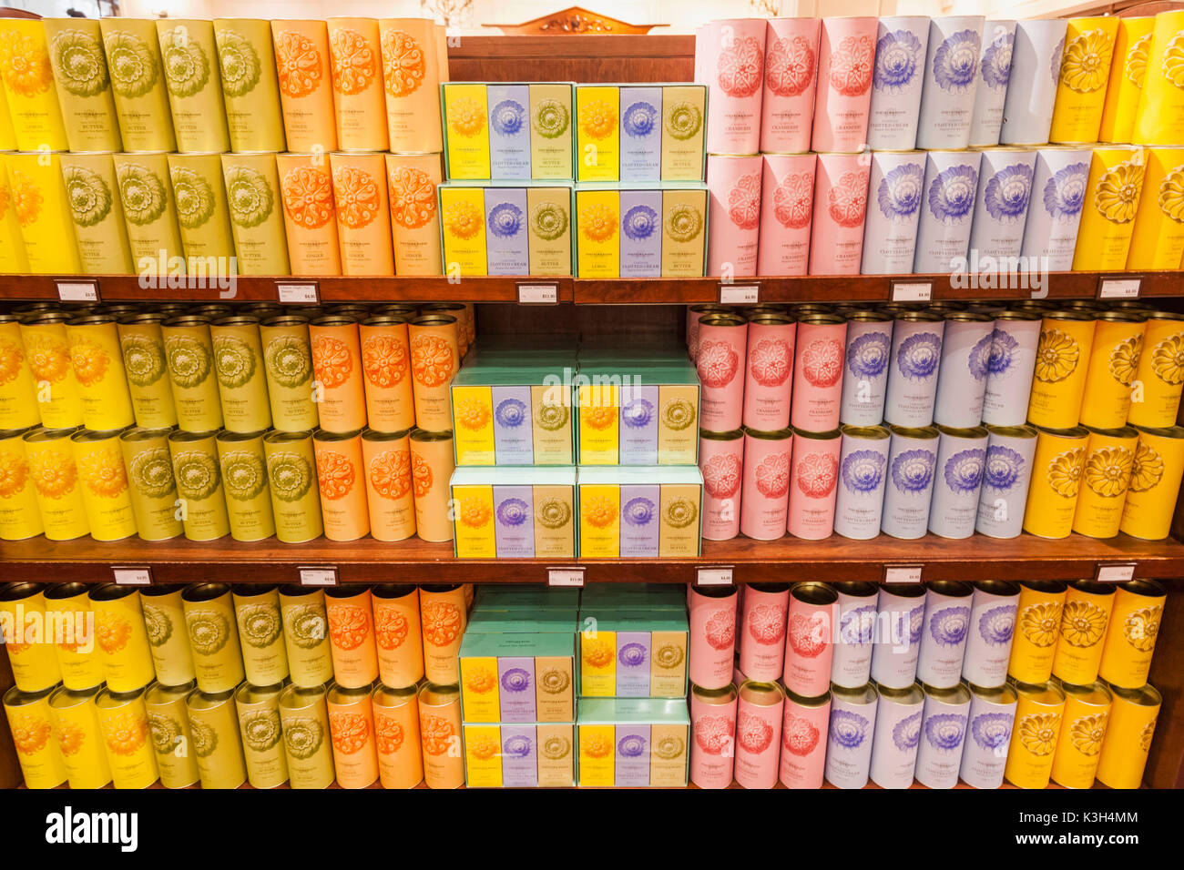 England, London, Piccadilly, "Fortnum & Mason' Speichern, Anzeigen von bunten Keks Dosen Stockfoto England, London, Piccadilly, "Fortnum & Mason' Speichern, Anzeigen von bunten Keks Dosen Stockfoto