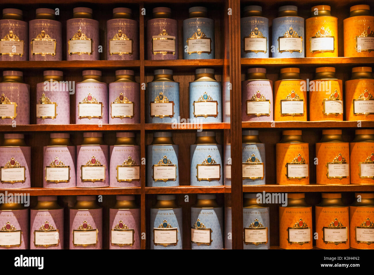 England, London, Piccadilly, "Fortnum & Mason' Speichern, Anzeigen von Teedosen Stockfoto England, London, Piccadilly, "Fortnum & Mason' Speichern, Anzeigen von Teedosen Stockfoto