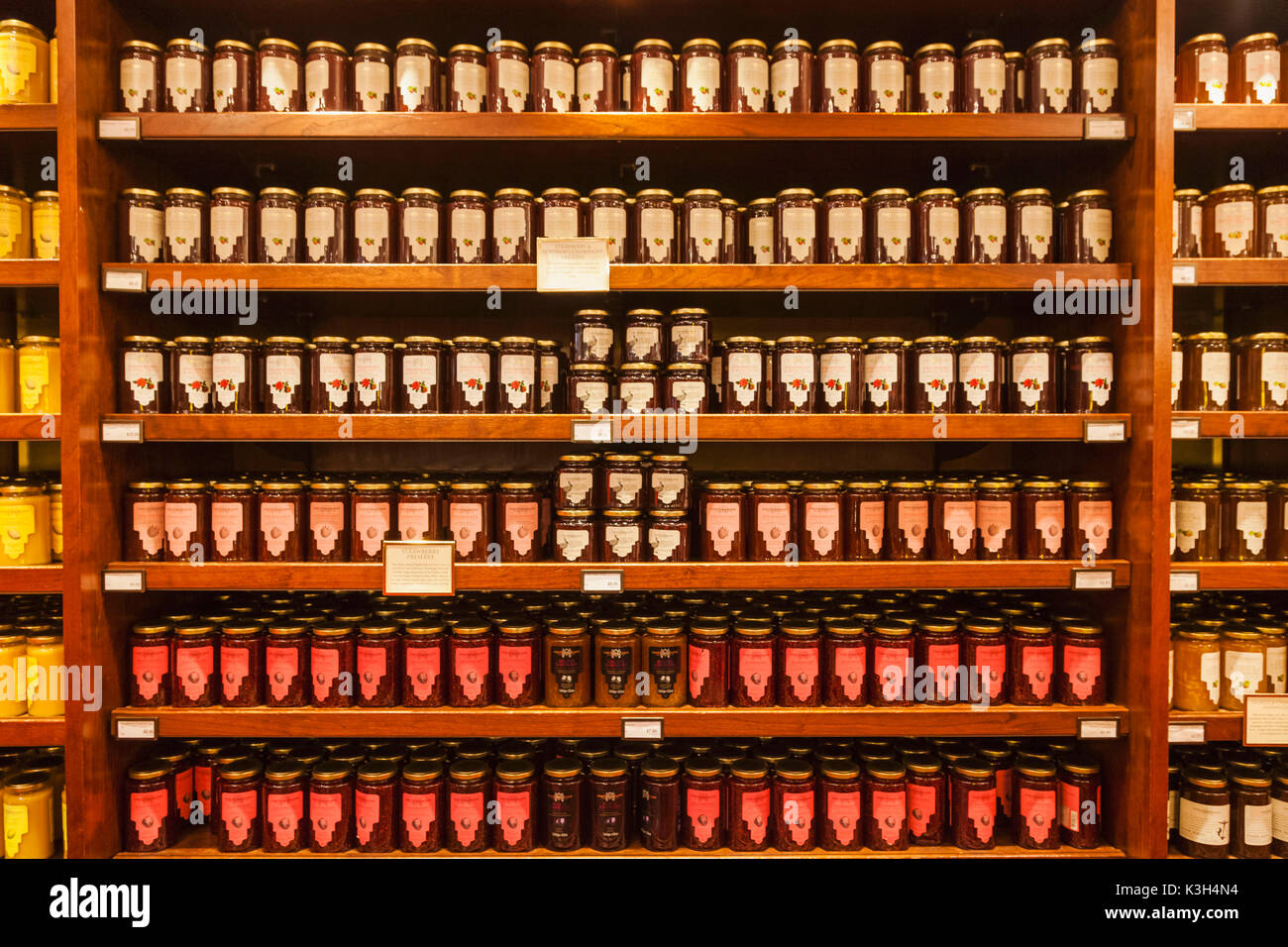 England, London, Piccadilly, "Fortnum & Mason' Speichern, Anzeigen von Marmeladen und Konfitüren Stockfoto England, London, Piccadilly, "Fortnum & Mason' Speichern, Anzeigen von Marmeladen und Konfitüren Stockfoto