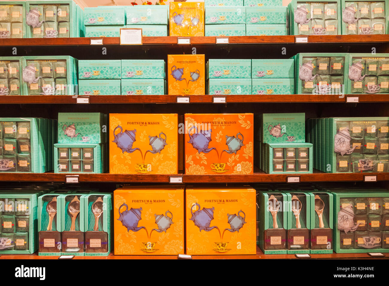England, London, Piccadilly, "Fortnum & Mason' Speichern, Anzeigen von Tee Zubehör Stockfoto England, London, Piccadilly, "Fortnum & Mason' Speichern, Anzeigen von Tee Zubehör Stockfoto