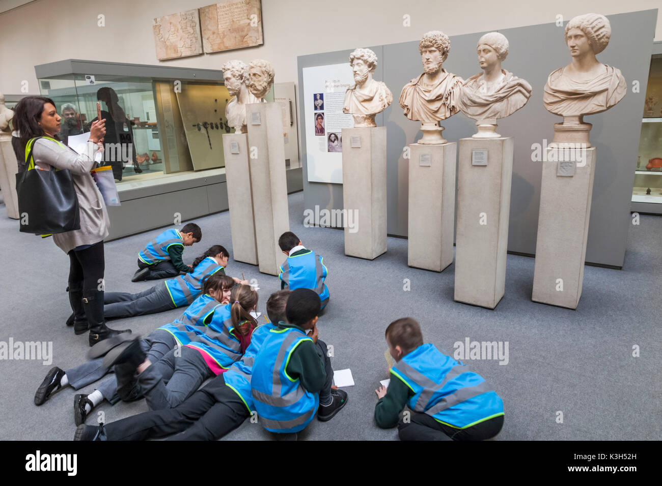 England, London, British Museum, Römischen Reiches Zimmer, in der Schule Kinder Zeichnung römischen Büsten Stockfoto
