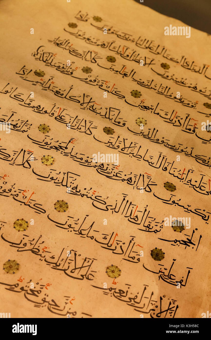 England, London, Kensington, Victoria und Albert Museum aka V&A, die Islamischen Nahen Osten Zimmer, ägyptische Munuscript Seiten mit Skript aus dem Qur'an (Koran) datiert 1400-1500 Stockfoto