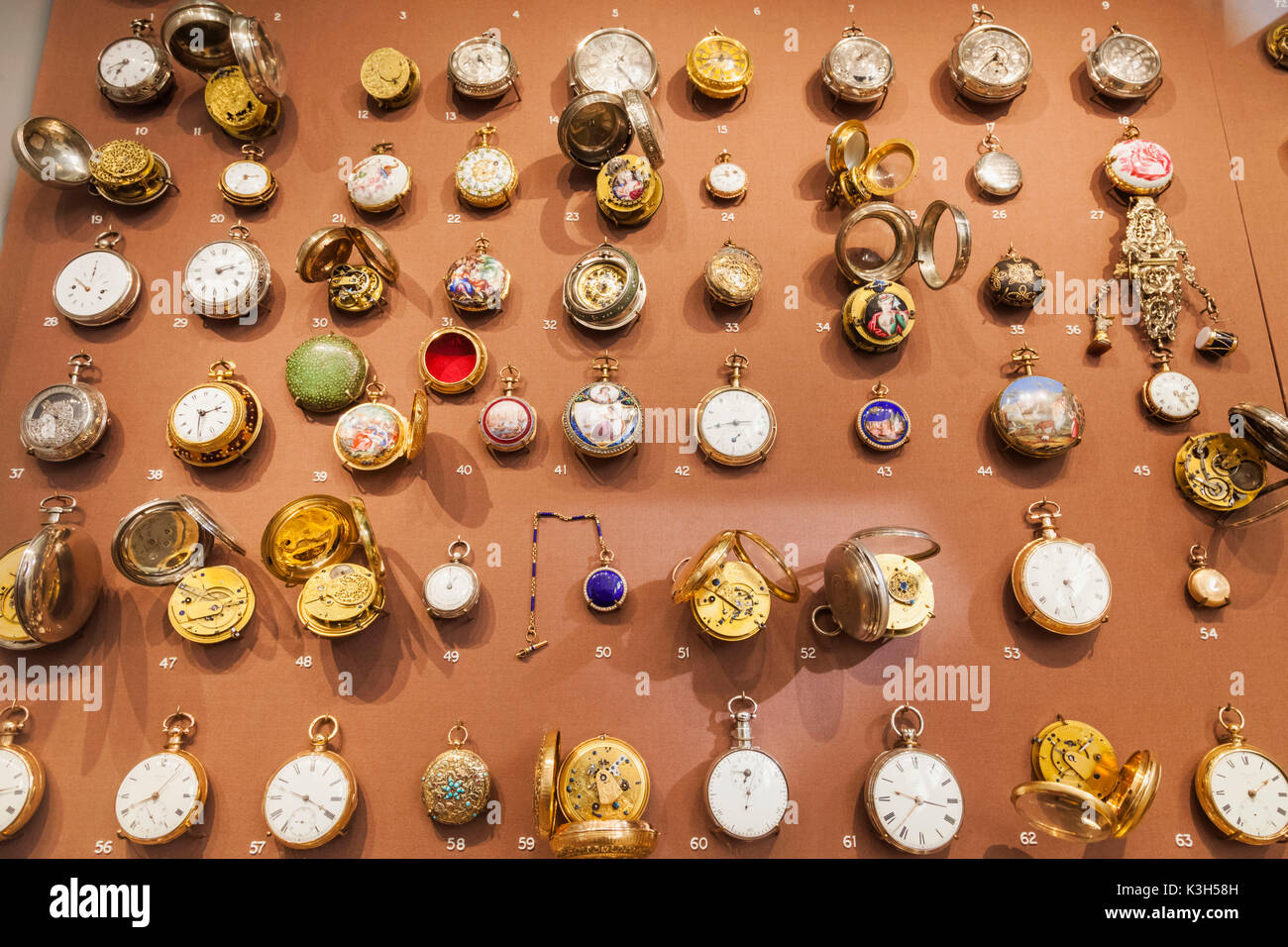 England, London, Kensington, das Science Museum, Anzeige des Nelthropp Sammlung von Taschenuhren Stockfoto