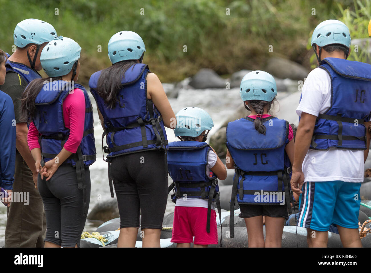 Februar 28, 2017, Mindo, Ecuador: Touristen tragen Helm immer bereit für Schläuche auf dem Mindo Fluss Stockfoto