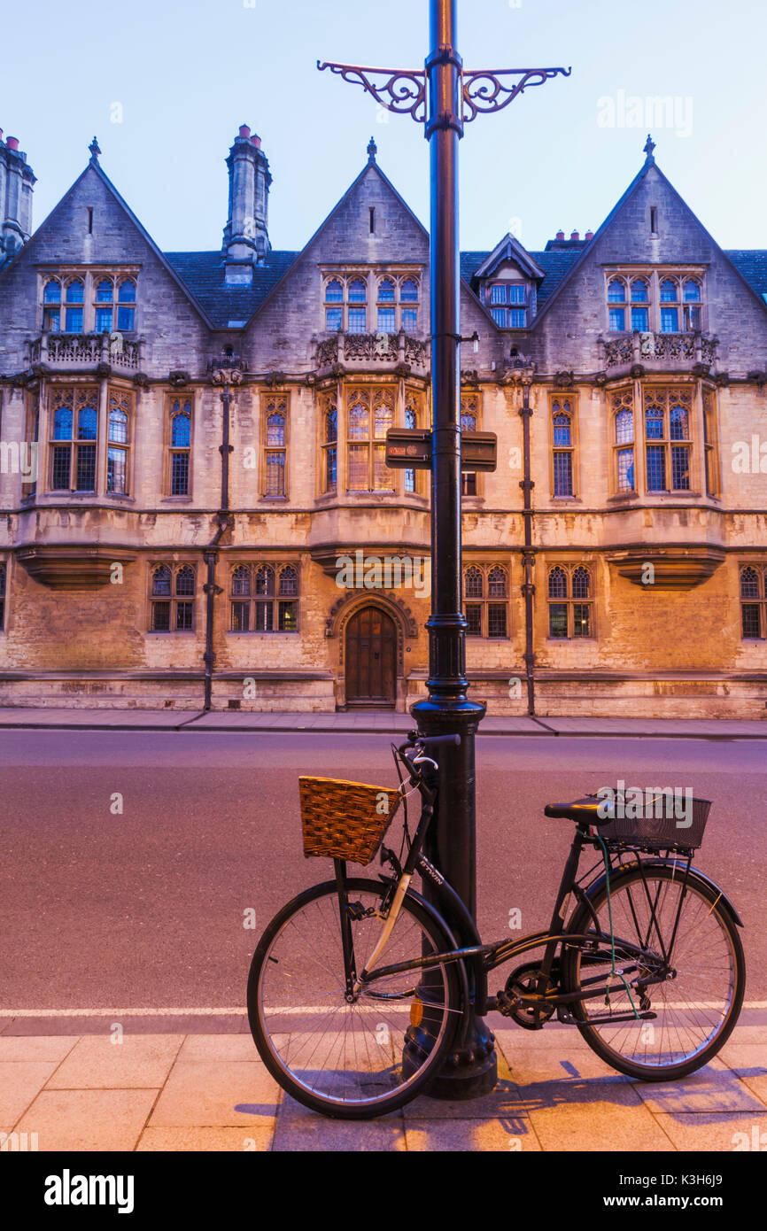 England, Oxfordshire, Oxford, Fahrrad und High Street Stockfoto