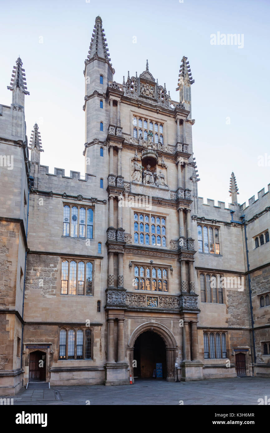 England, Oxfordshire, Oxford, Bodleian Library Building, Eingangstor Stockfoto