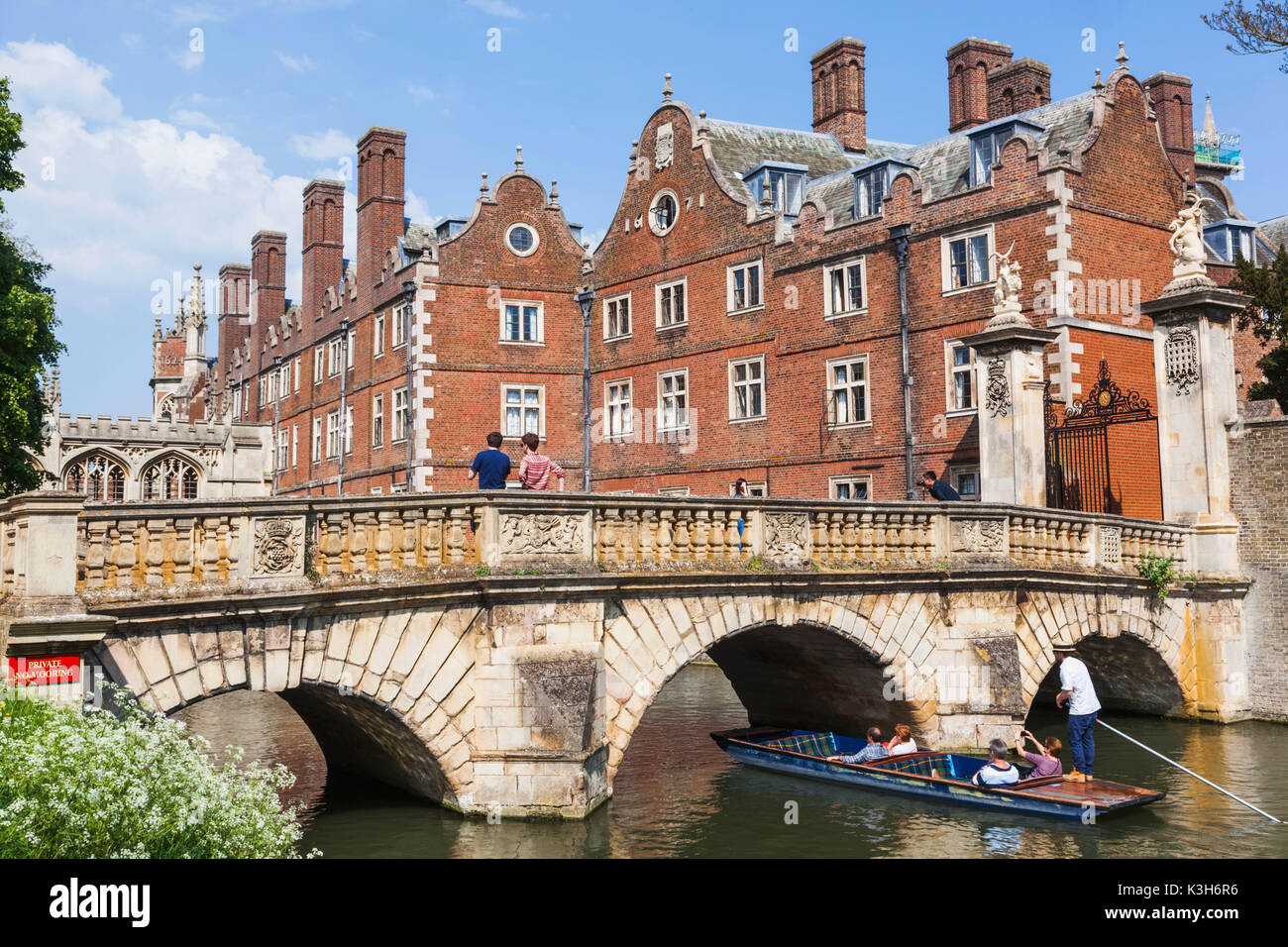 England, Cambridgeshire, Cambridge, St.Johannes College, Stechkahn fahren auf dem Fluss Cam Stockfoto