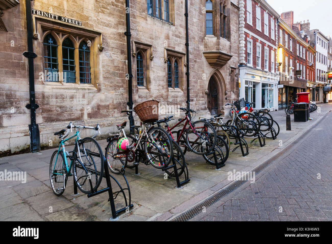 England, Cambridgeshire, Cambridge, Fahrräder geparkt Stockfoto