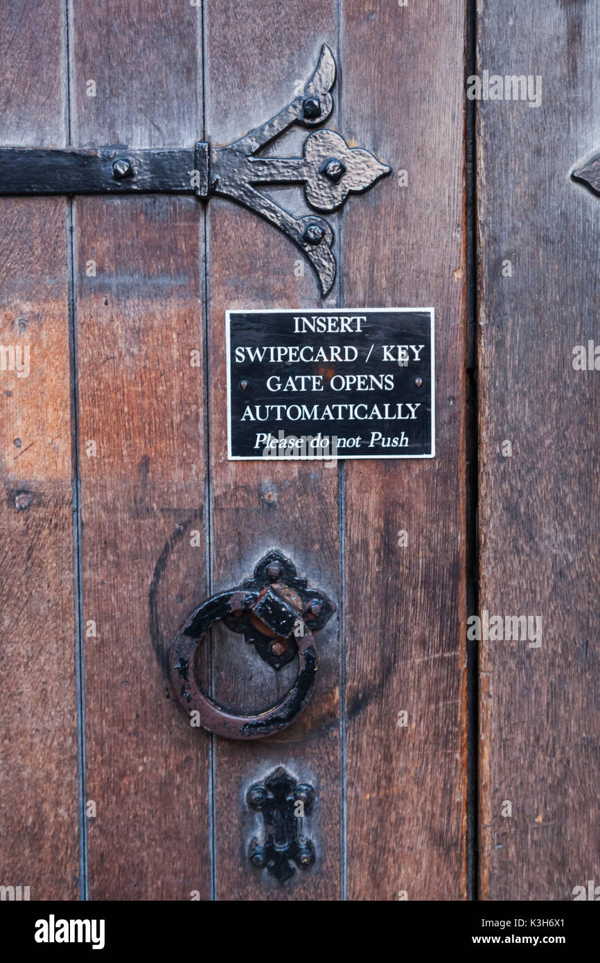 England, Cambridgeshire, Cambridge, College Tür Detail Stockfoto