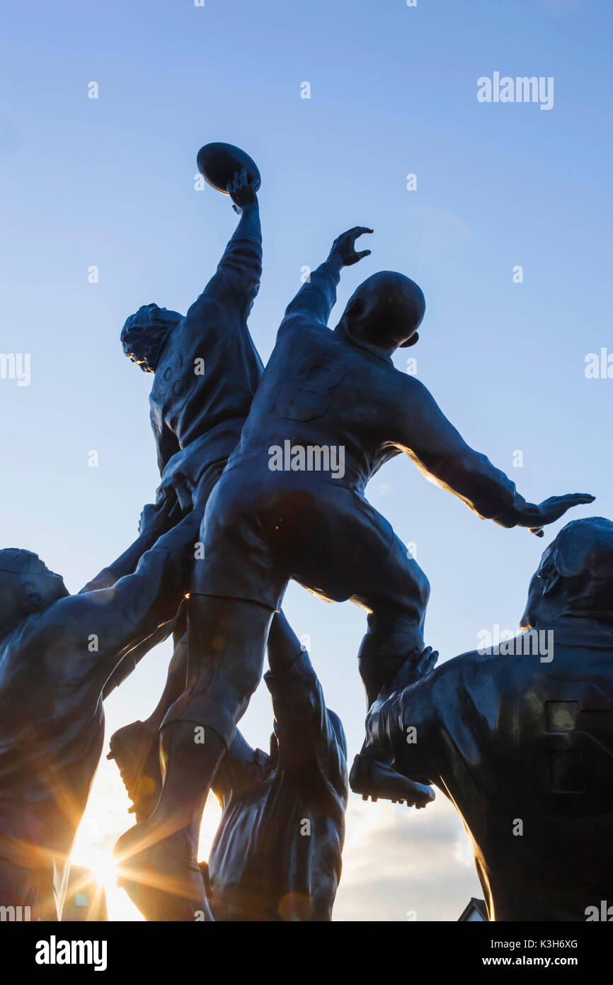 England, London, Richmond, Twickenham Rugby Stadion, Skulptur eines Rugby Line-out von Gerald Laing Stockfoto