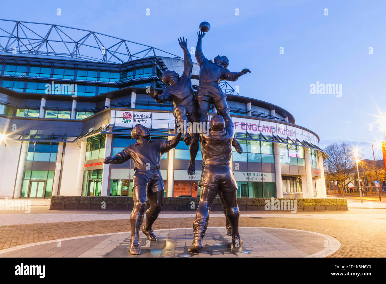 England, London, Richmond, Twickenham Rugby Stadion, Skulptur eines Rugby Line-out von Gerald Laing Stockfoto