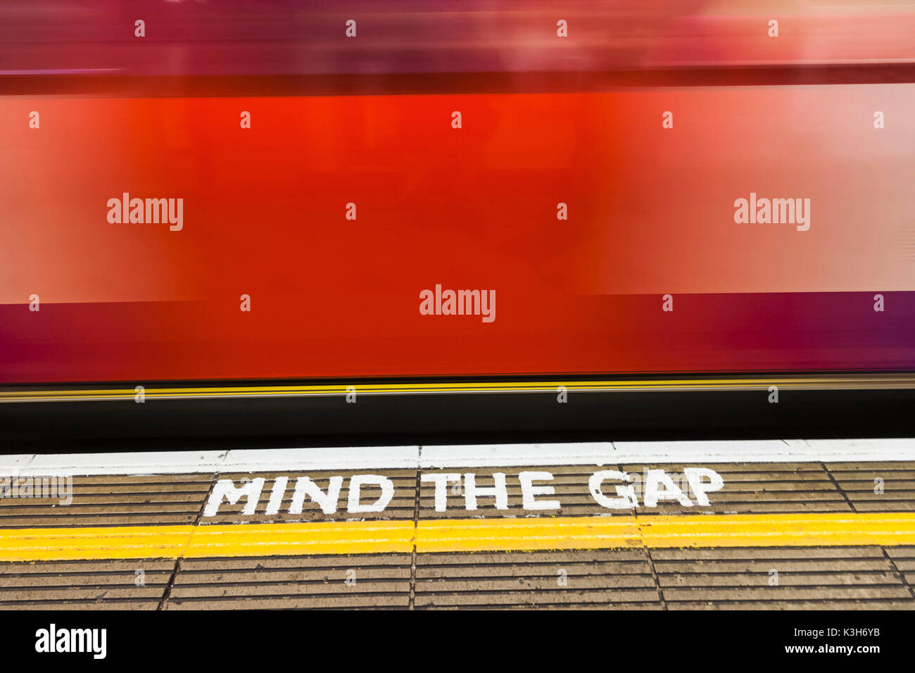 England, London, der U-Bahn, dagegen die Lücke Zeichen und fahrenden Zug Stockfoto