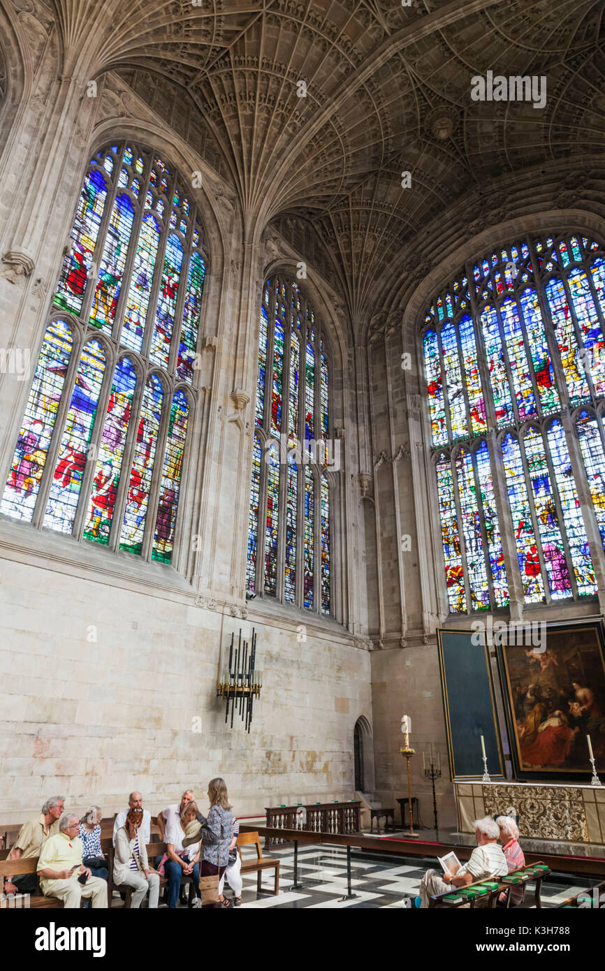 England, Cambridgeshire, Cambridge, King es College Chapel, Reisegruppe und Glasfenster Stockfoto
