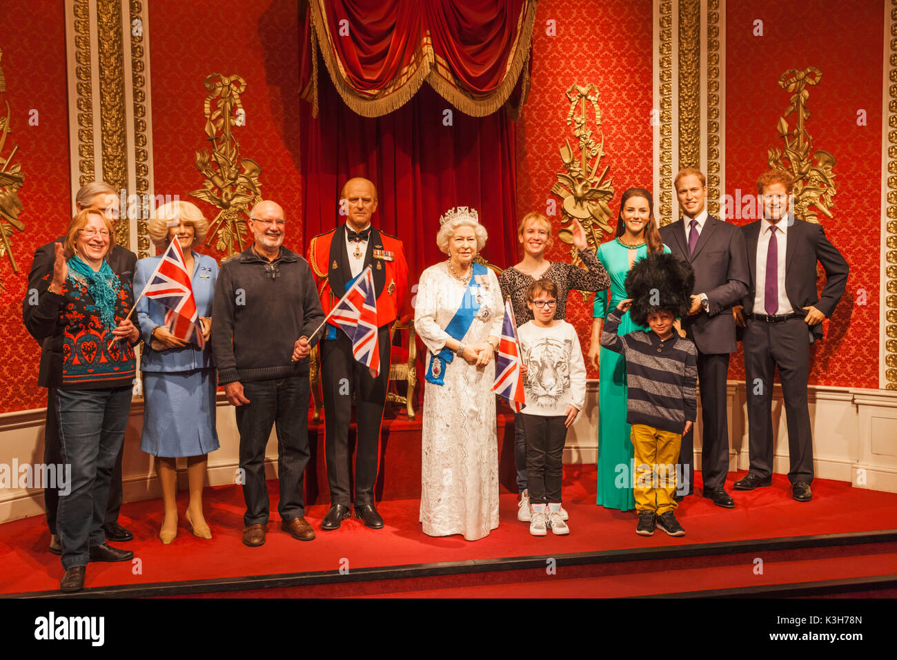 England, London, Madame Tussauds, Touristen posieren mit Wachs Figuren von der Königin und der königlichen Familie Stockfoto