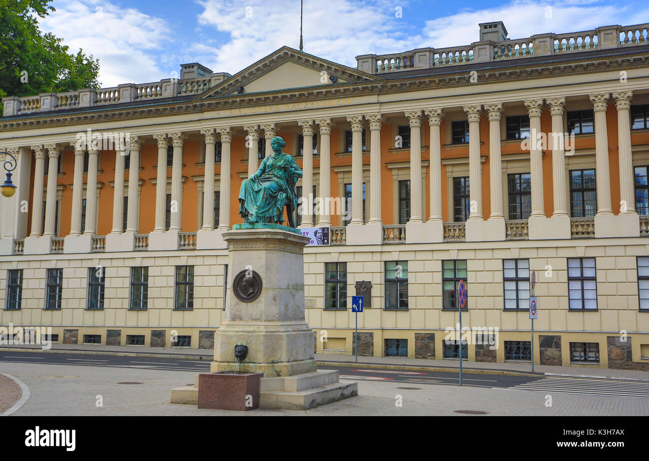 Polen, Poznan Stadt, Öffentliche Bibliothek, Statue von Hygeia griechische Göttin der Gesundheit. Stockfoto