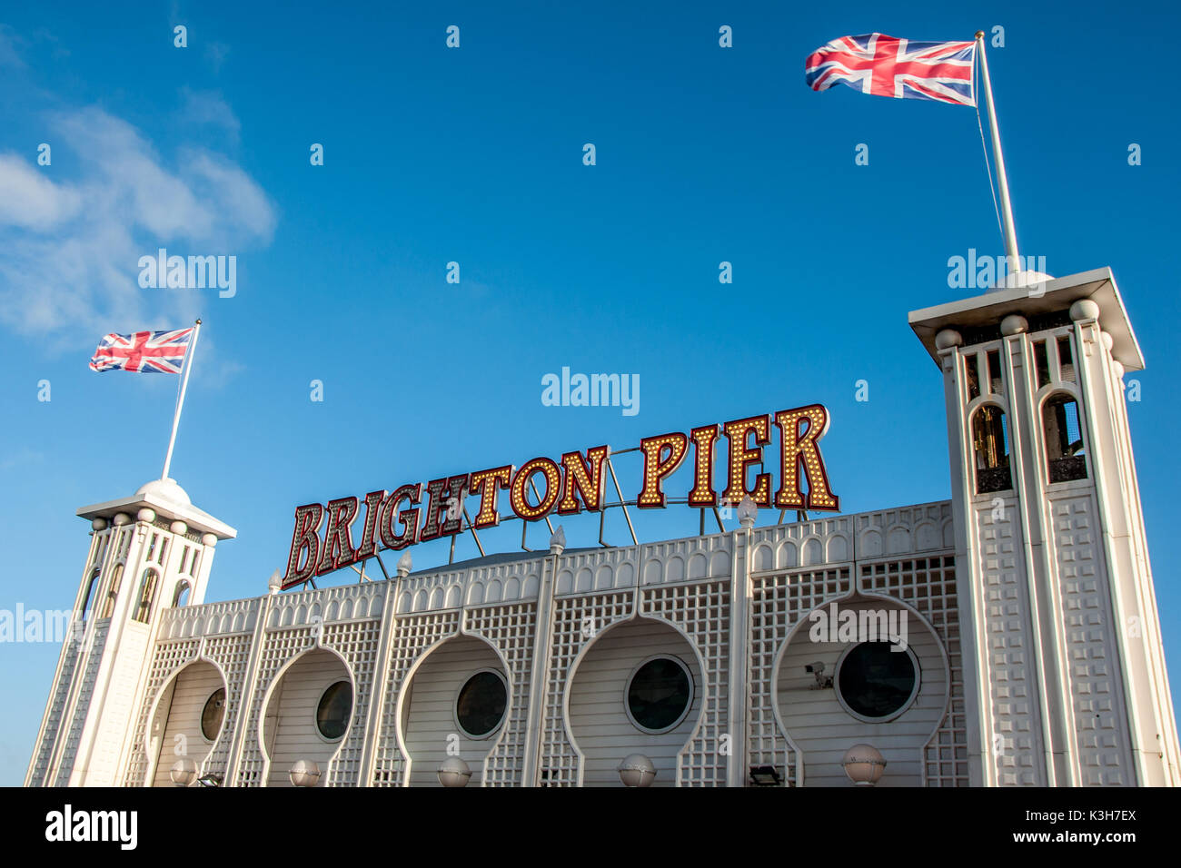 Beleuchtetes Schild auf der Pier von Brighton, East Sussex, Großbritannien Stockfoto