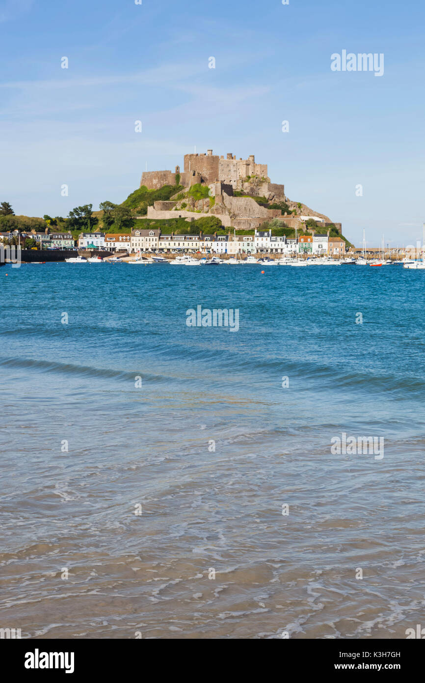 Grossbritannien, Kanalinseln, Jersey, Gorey, Strand und Mont Orgueil Castle Stockfoto