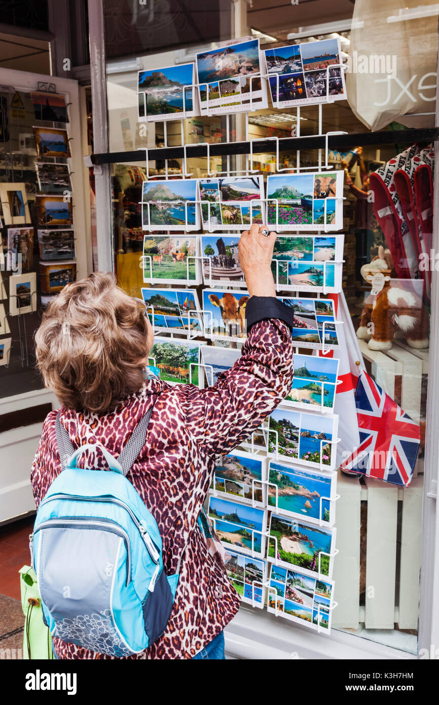 Vereinigtes Königreich, Kanalinseln, Jersey, St.Helier, King Street, ältere Touristen auf der Suche auf Postkarten Stockfoto