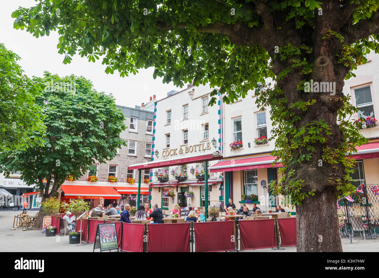 Grossbritannien, Kanalinseln, Jersey, St. Helier, Royal Square, Pub Szene Stockfoto