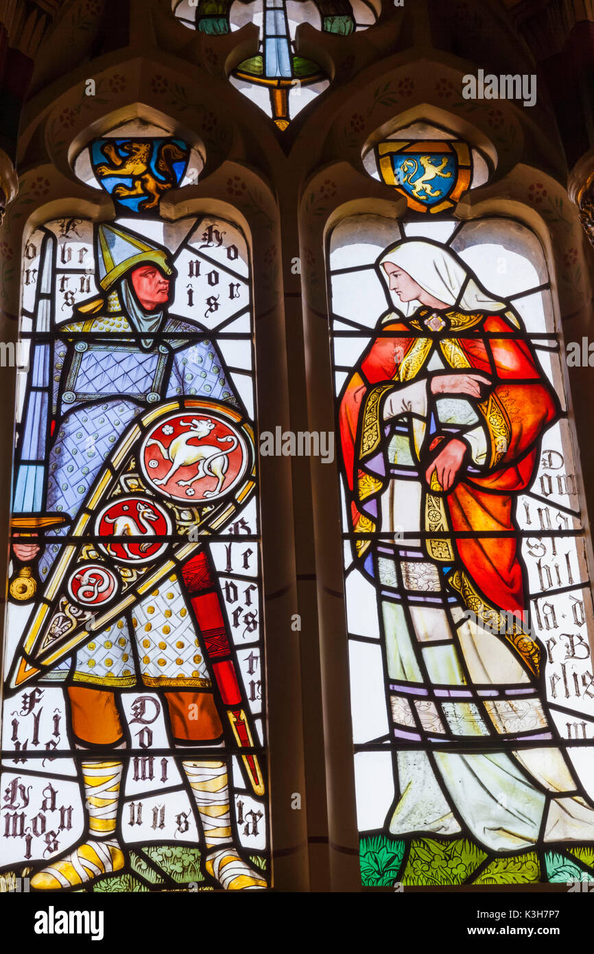 Wales, Cardiff, Cardiff Castle, Glasfenster mit einem Ritter und einer Dame Stockfoto