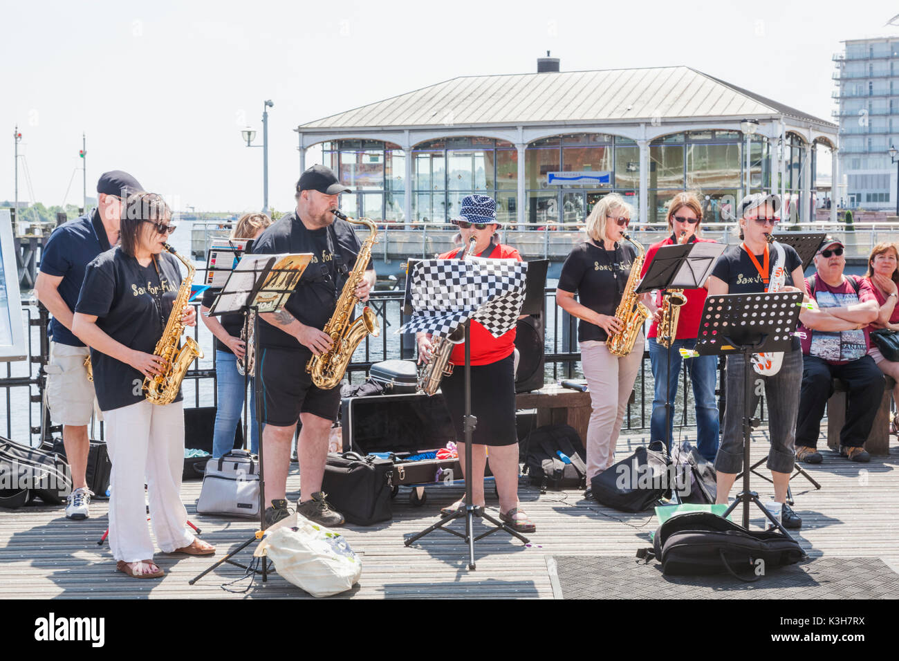 Wales, Cardiff, Cardiff Bay, Mermaid Quay, Musiker Stockfoto