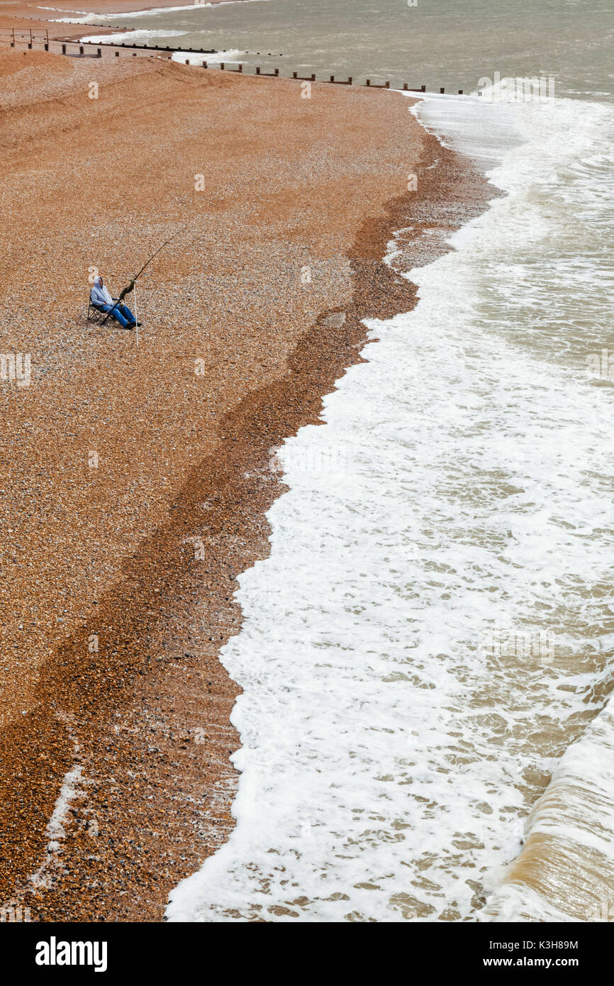 England, East Sussex, Hastings, Fischer am Strand Stockfoto