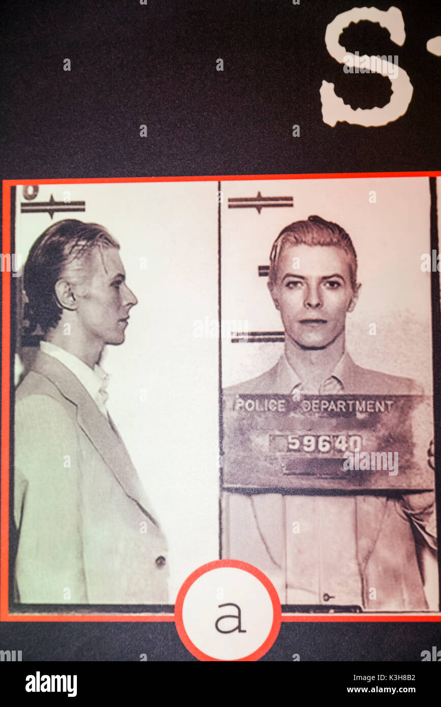 England, East Sussex, Hastings, The True Crime Museum, Ausstellung der Polizei Foto von David Bowie nach seiner Festnahme in den USA Stockfoto