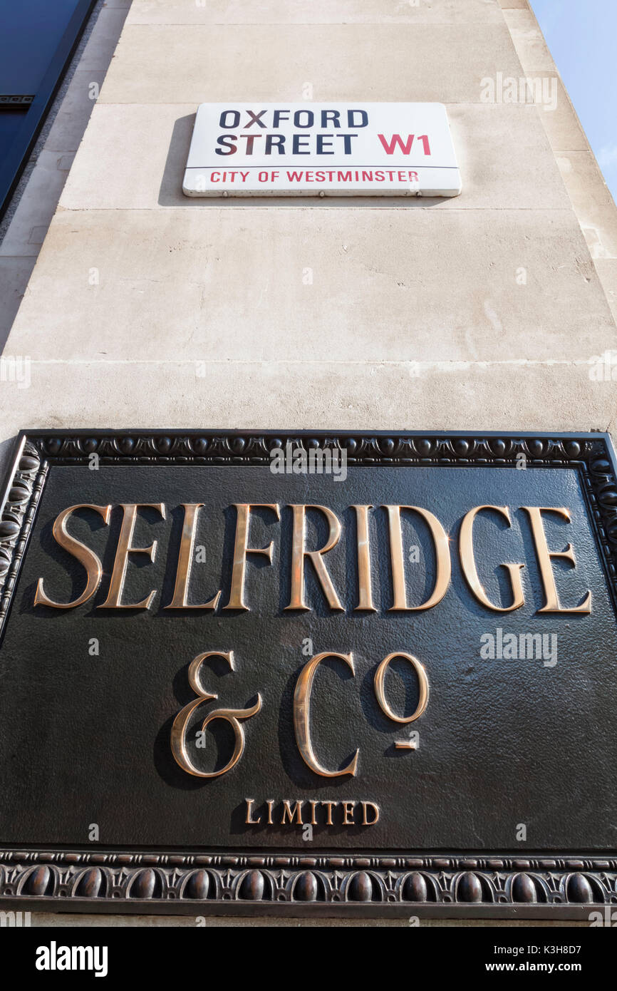 England, London, Oxford Street, Selfridge Kaufhaus und Oxford Street Sign Stockfoto