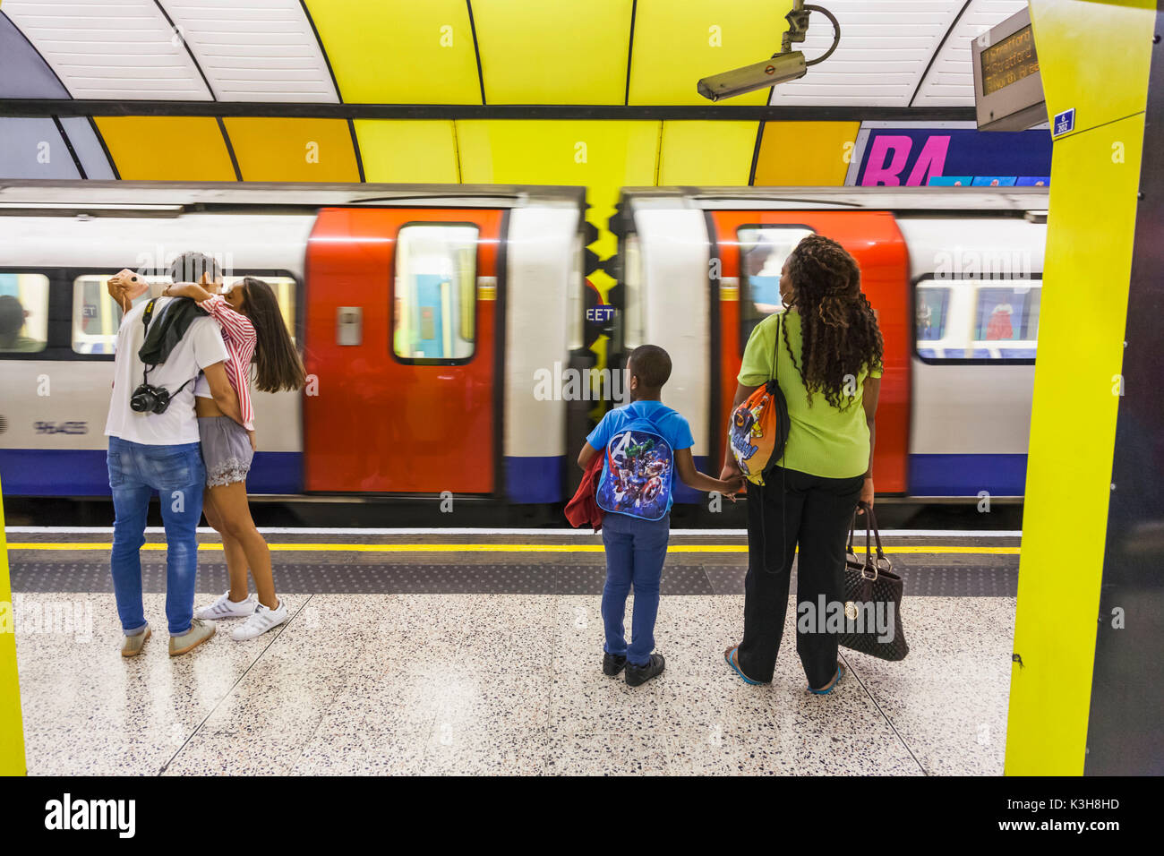 England, London Underground, Passagiere auf Plattform Stockfoto