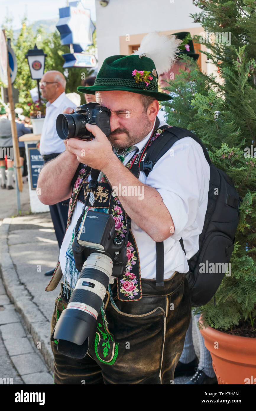 Bavarian Festival, Fotograf in Lederhosen gekleidet,  Garmisch-Partenkirchen, Bayern, Deutschland Stockfotografie - Alamy