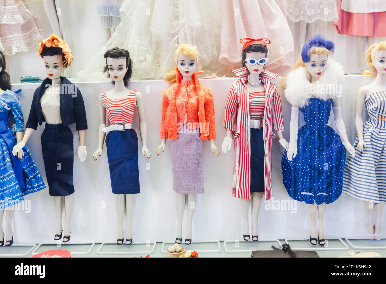 Deutschland, Bayern, München, Marienplatz, dem alten Rathaus, das Spielzeug  und Teddy Museum (Spielzeugmuseum), Ausstellung von Vintage Barbie Puppen  Stockfotografie - Alamy