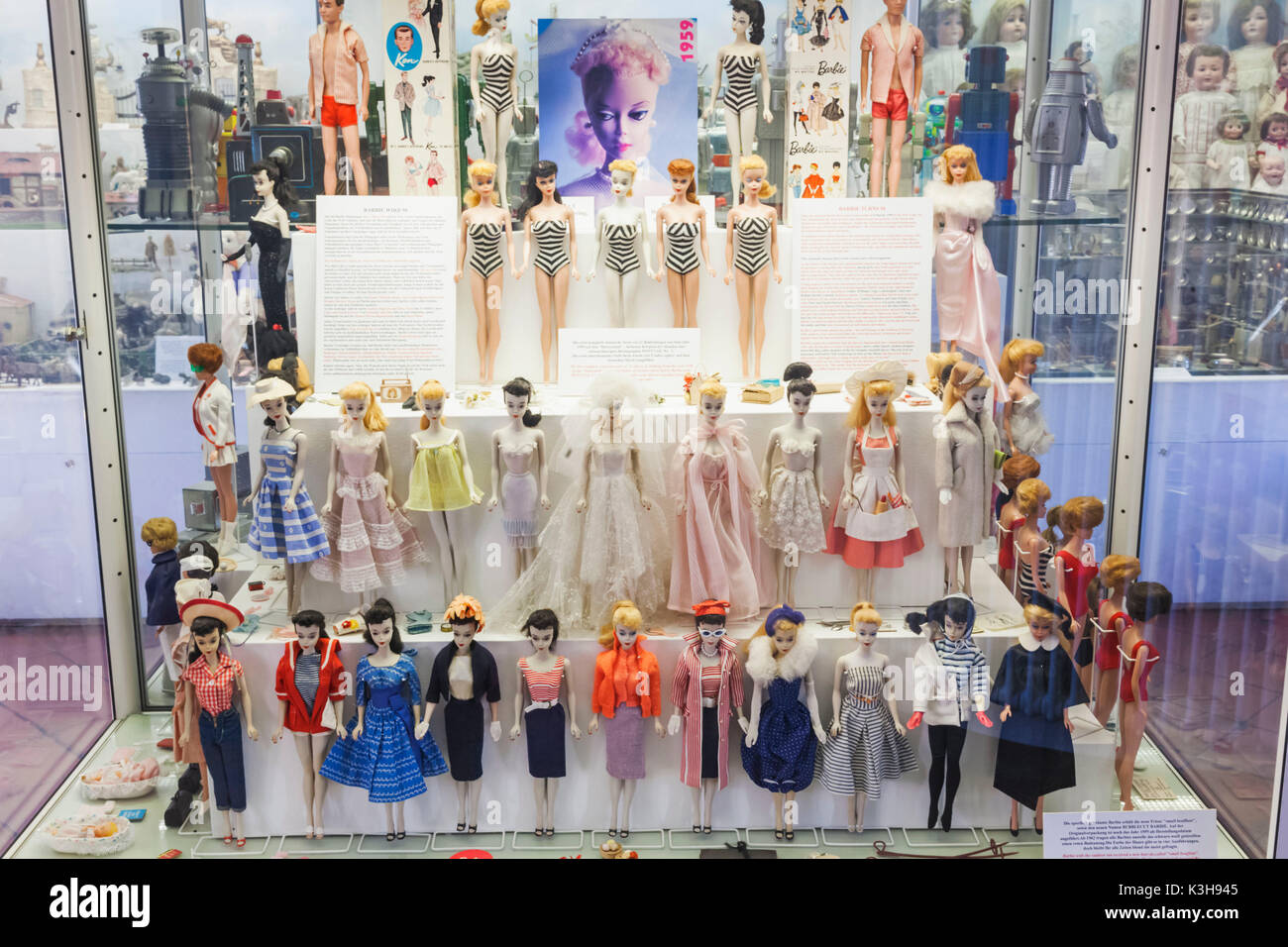 Deutschland Bayern Munchen Marienplatz Dem Alten Rathaus Das Spielzeug Und Teddy Museum Spielzeugmuseum Ausstellung Von Vintage Barbie Puppen Stockfotografie Alamy