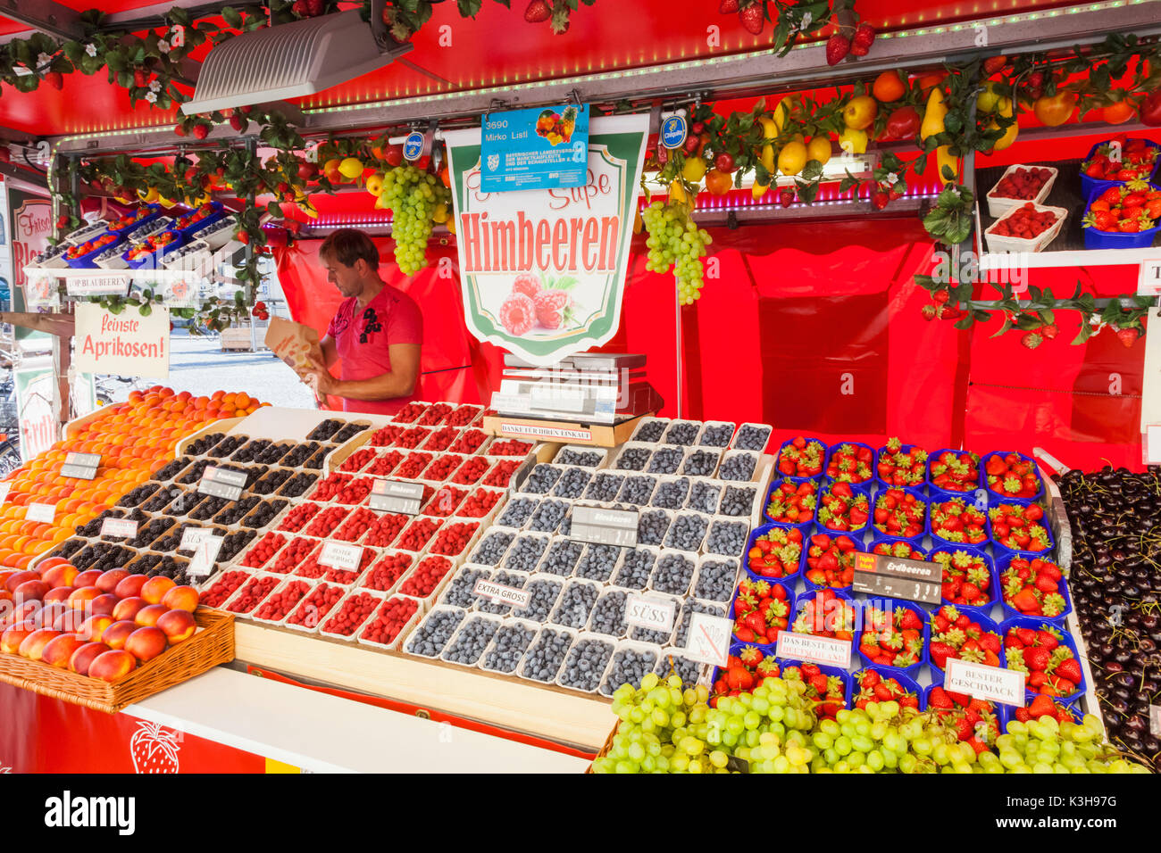 Deutschland, Bayern, München, Straßenstand Frucht Display Stockfoto