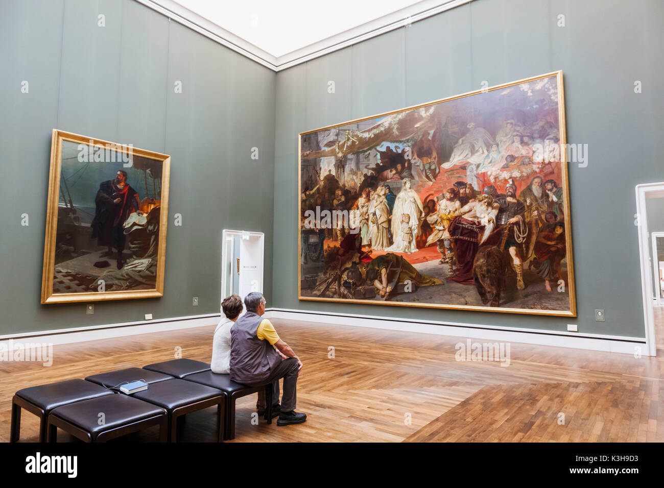 Deutschland, Bayern, München, Neue Pinakothek (Neue Pinakothek), Besucher auf der Suche nach Kunstwerken Stockfoto