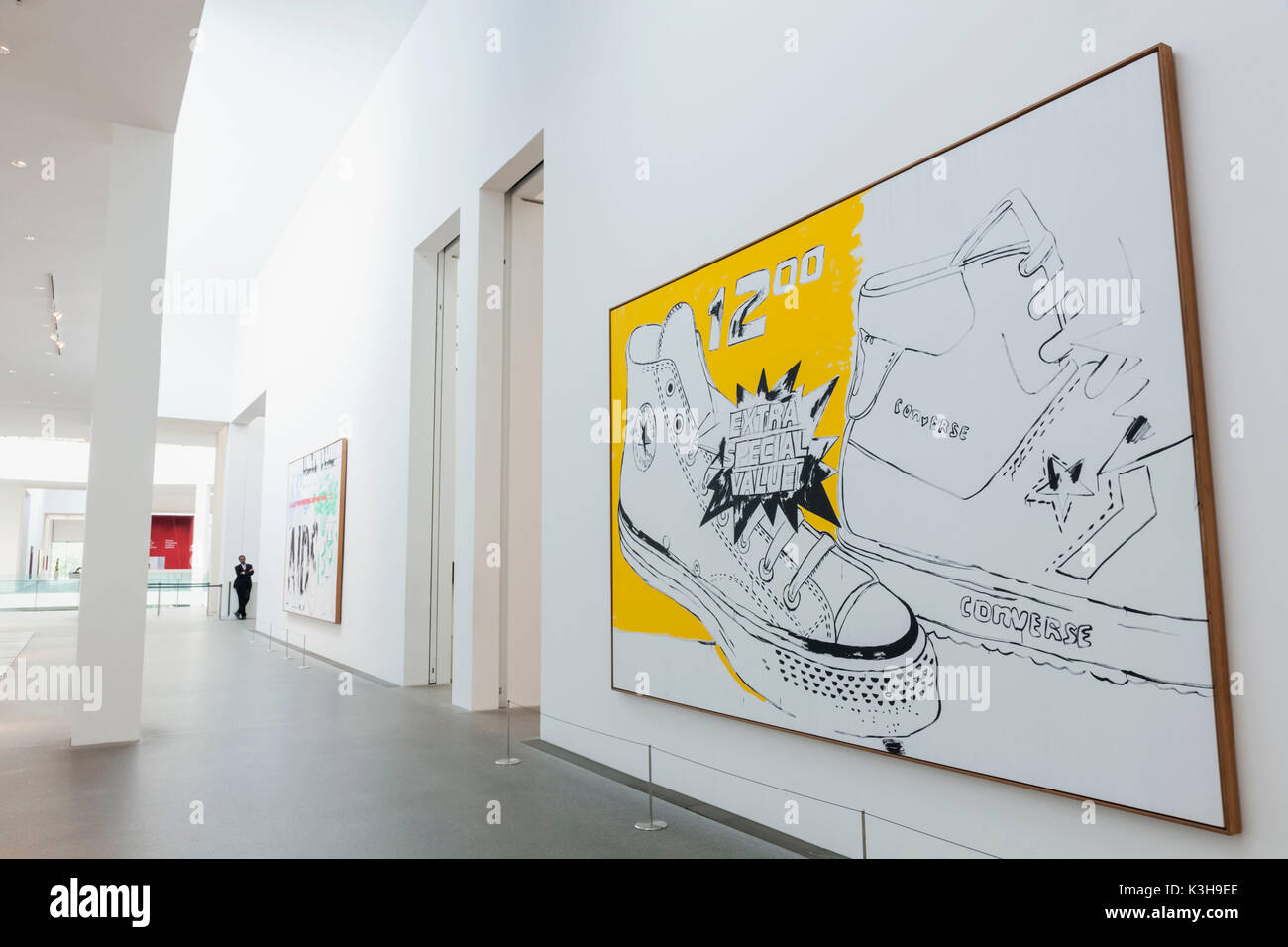 Deutschland, Bayern, München, Pinakothek der Moderne (Pinakothek der  Moderne), Artwork mit dem Titel 'Converse Besonderen Wert" von Andy Warhol  vom 1985 Stockfotografie - Alamy