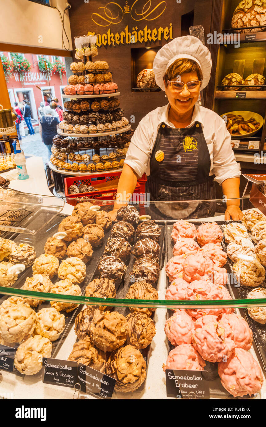 Deutschland, Bayern, romantische Straße, Rothenburg-Ob-der-Tauber, Bäckerei, Anzeige von Schneerballen aka Schneeball Stockfoto