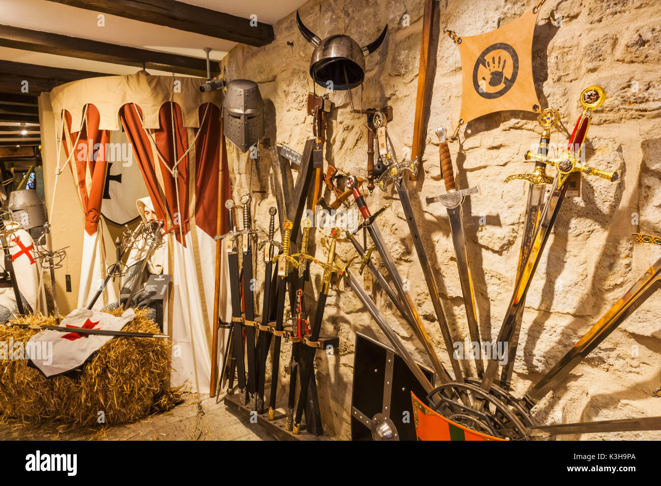 Deutschland, Bayern, romantische Straße, Rothenburg-Ob-der-Tauber, Waffenkammer Shop anzuzeigen Replikat mittelalterliche Rüstung Stockfoto