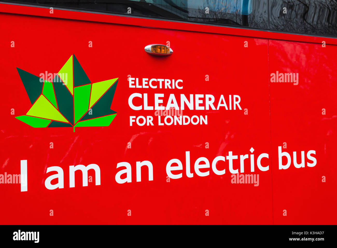 England, London, Electric rot Doppeldecker Bus Stockfoto