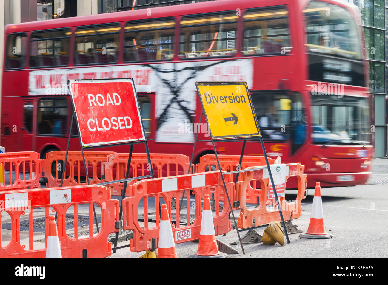 England, London, Straße gesperrt und Umleitung Zeichen Stockfoto