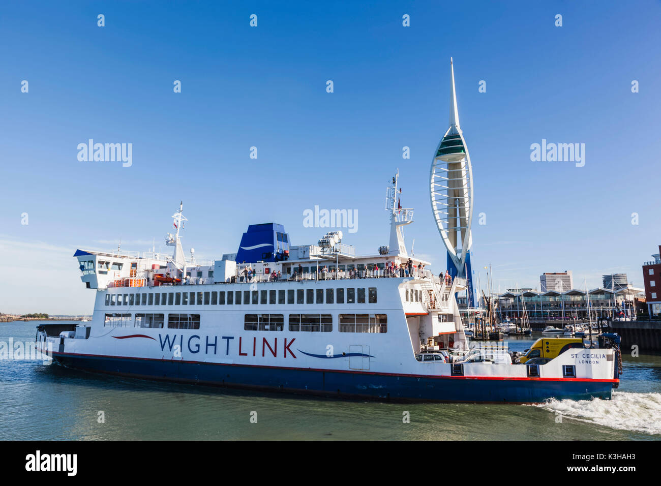 England, Hampshire, Portsmouth, Spinnaker Tower und Wightlink Fähre Stockfoto