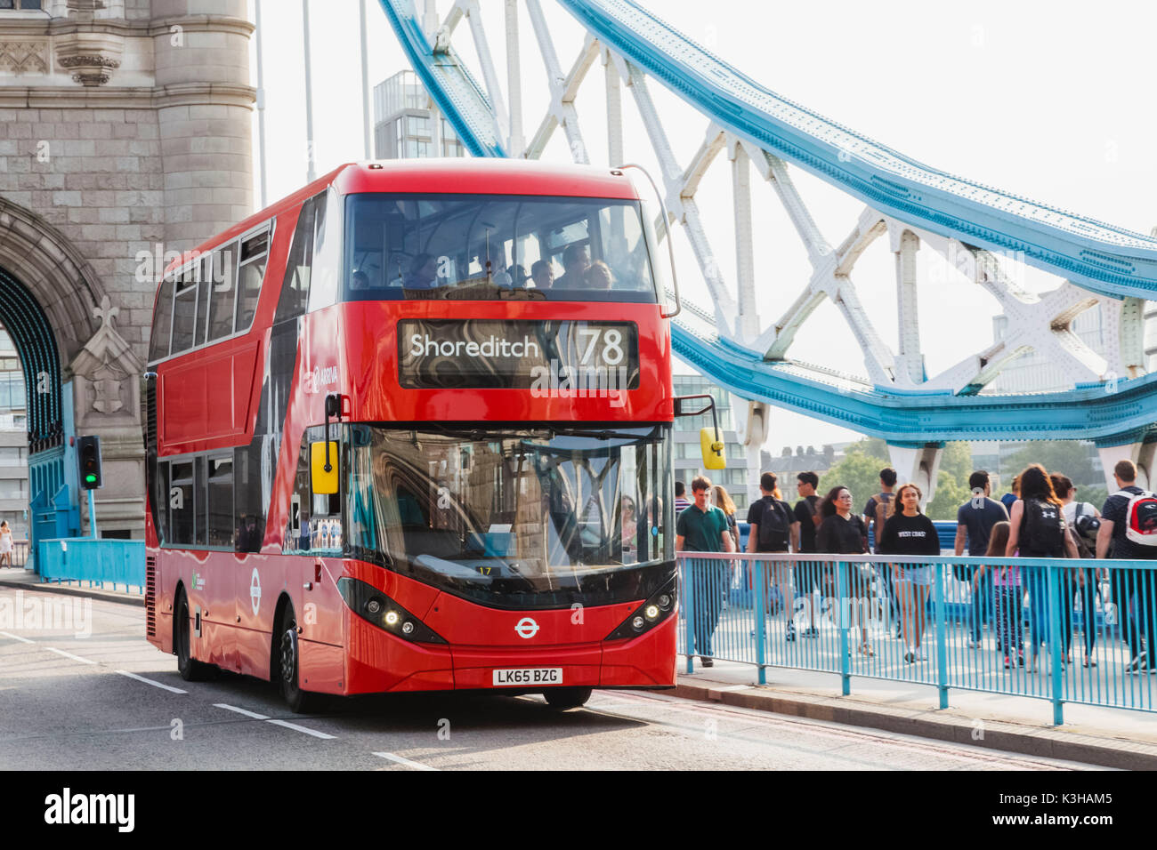 England, London, Doppeldecker-Bus auf Tower Bridge Stockfoto