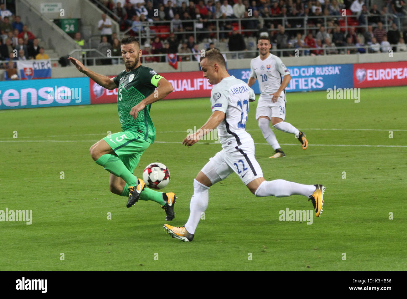 Trnava, Slowakei, 1. September 2017. Boštjan Cesar (L) und Stanislav Lobotka (R) während der FIFA WM 2018 Qualifier match vs Slowakei Slowenien. Stockfoto