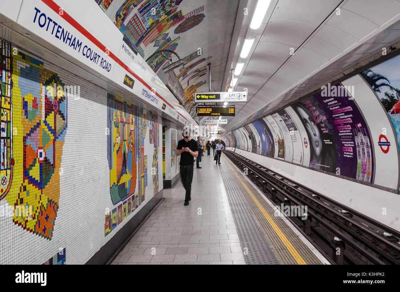 Eine ruhige Plattform an der Tottenham Court Road UBahn Station auf