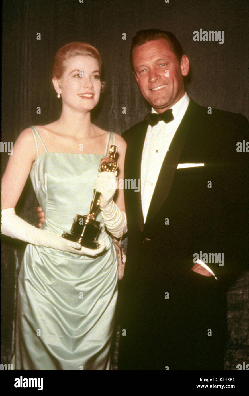 Oscar-verleihung 1954 Oscar für die beste Schauspielerin Grace Kelly im Land Frau mit William Holden Stockfoto