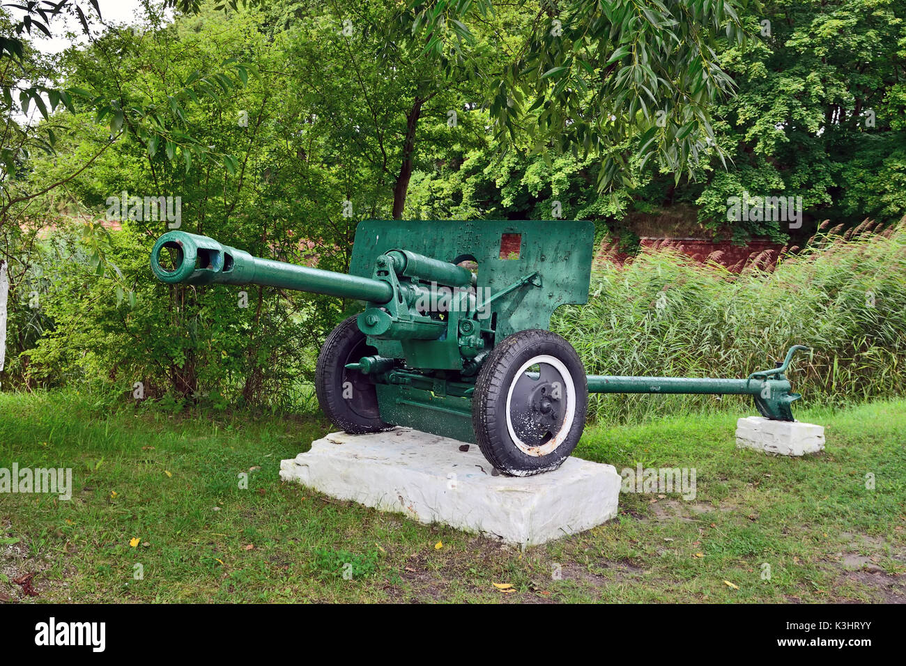 Denkmal der sowjetischen 76 mm gg Gewehr Modell 1942 ZIS-3. Stadt Baltijsk, früher Pillau, Oblast Kaliningrad, Russland Stockfoto