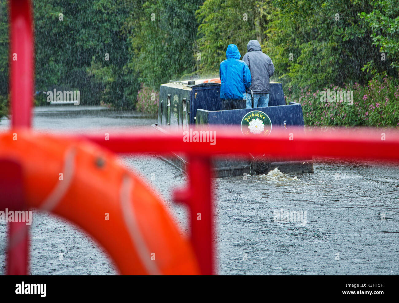 Heavy Rain auf einem Kanal Boot Urlaub Stockfoto