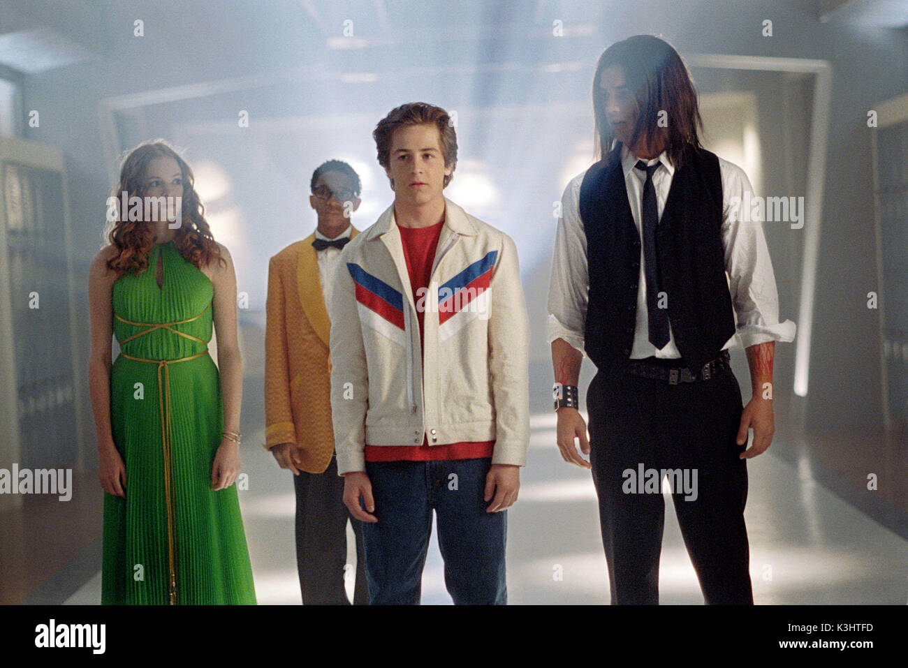 Abbildung l-r: Layla (DANIELLE PANABAKER), Ethan (DEE JAY DANIELS), will Stronghold (MICHAEL ANGARANO) und Warren Peace (STEVEN STRAIT) in einer Szene aus SKY HIGH, einer neuen Komödie aus Walt Disney Pictures, Regie Mike Mitchell. Vertrieb durch Buena Vista International. DIESES MATERIAL DARF RECHTMÄSSIG IN ALLEN MEDIEN NUR VERWENDET WERDEN, UM DIE VERÖFFENTLICHUNG DES FILMS „SKY HIGH“ WÄHREND DER WERBEFENSTER DES FILMS ZU BEWERBEN. JEDE ANDERE VERWENDUNG, WIEDERVERWENDUNG, VERVIELFÄLTIGUNG ODER VERÖFFENTLICHUNG DIESES MATERIALS IST OHNE DIE AUSDRÜCKLICHE SCHRIFTLICHE ZUSTIMMUNG VON WALT DISNEY-BILDERN STRENGSTENS UNTERSAGT. UND CO Stockfoto