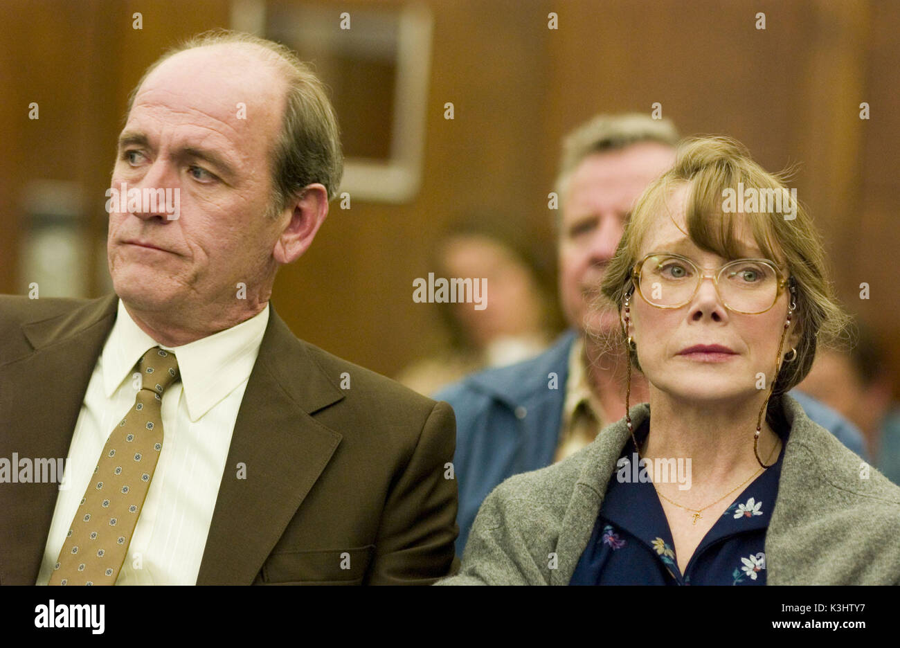 RICHARD JENKINS als Hank aimes und SISSY SPACEK als Alice aimes in Warner Bros Filmdrama, North Country. Die Filmstars CHARLIZE THERON und FRANCES McDormand. FOTOGRAFIEN, DIE AUSSCHLIESSLICH FÜR WERBUNG, WERBUNG, WERBUNG ODER REZENSIONEN DIESES BESTIMMTEN FILMS VERWENDET WERDEN UND DAS EIGENTUM DES STUDIOS BLEIBEN. NICHT ZUM VERKAUF ODER ZUR WEITERGABE BESTIMMT. RICHARD JENKINS aus DEM NORDEN als Hank aimes und SISSY SPACEK als Alice aimes RICHARD JENKINS als Hank aimes und SISSY SPACEK als Alice aimes in Warner Bros Filmdrama, North Country. Die Filmstars CHARLIZE THERON und FRANCES Stockfoto