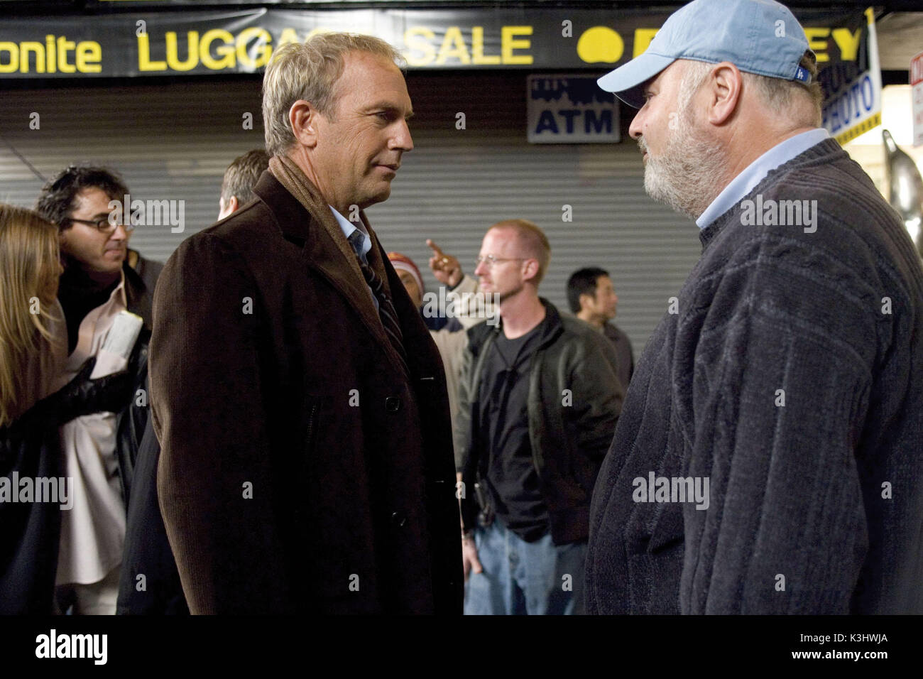 KEVIN COSTNER und Regisseur Rob Reiner auf dem Set von Warner Bros. Pictures' und Village Roadshow Pictures' romantische Komödie? Es wird gemunkelt? Mit Jennifer Aniston, Kevin Costner, Shirley MacLaine, Mark Ruffalo und von Warner Bros. Pictures vertrieben. Gerücht hat es... [Usa 2005] aka Gerücht hat es... KEVIN COSTNER, Regisseur Rob Reiner Datum: 2005 Stockfoto